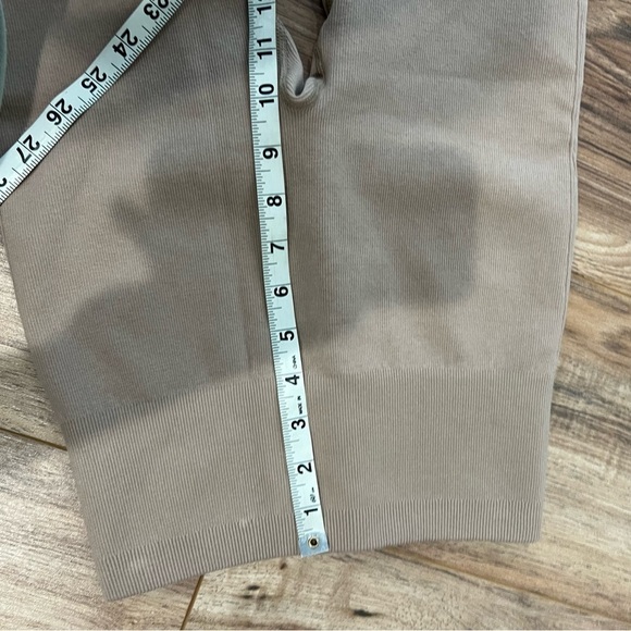 Everlane The Seamless Bike Short - Picture 9 of 11